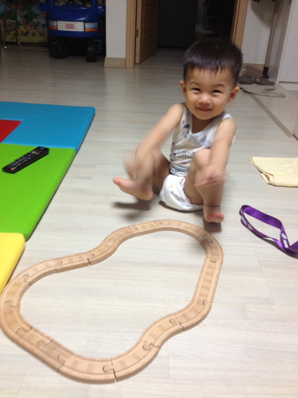 혼자 기찻길을 완성하고 좋아하는 김동하군 (Hit:5631)