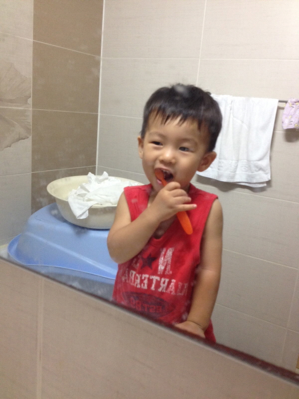 이제는 양치질도 잘 하는구나. (Hit:4108)