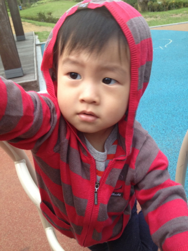 아파트 놀이터에서... (Hit:3992)