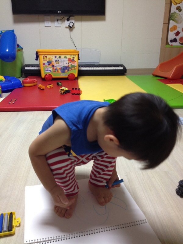 자기 발을 그리고 있는중. (Hit:4044)