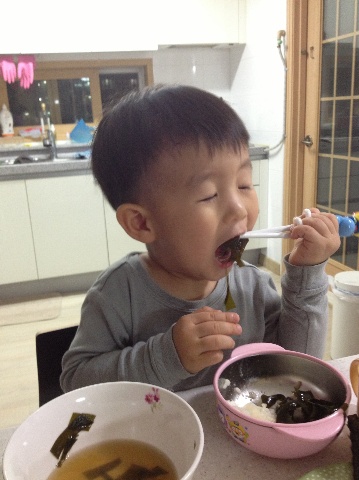 이제 젓가락질도 곧잘.. (Hit:3803)