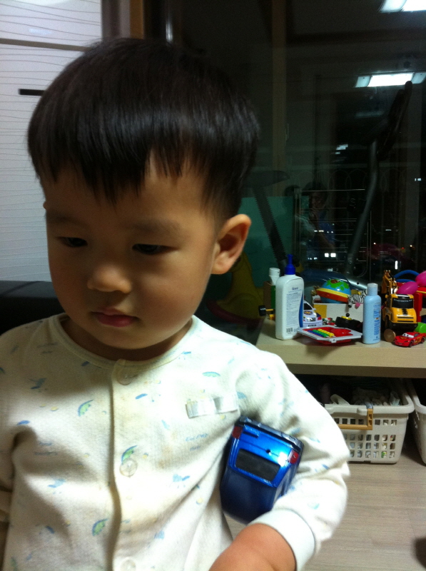 이제는 옆구리에 끼고 다니는구나. (Hit:3921)