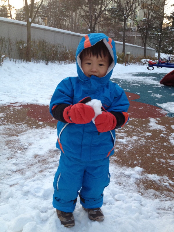 눈 놀이하고 있는 김동하 (Hit:4483)