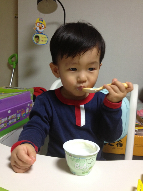 이제는 제법 의젓하게 먹는구나. (Hit:6659)