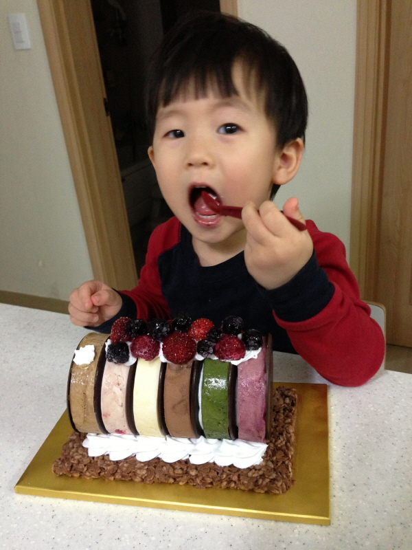 아이스크림 먹는 동하. (Hit:4627)