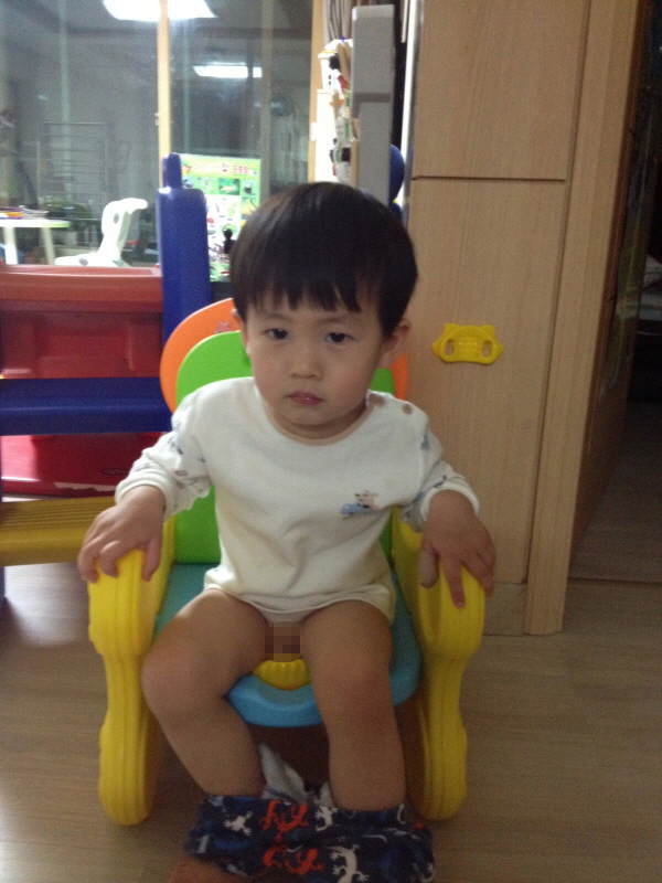 변기에 쉬하는 김동하. (Hit:6257)