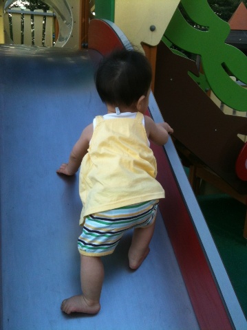 미끄럼틀 올라가는 김동하씨. (Hit:6140)