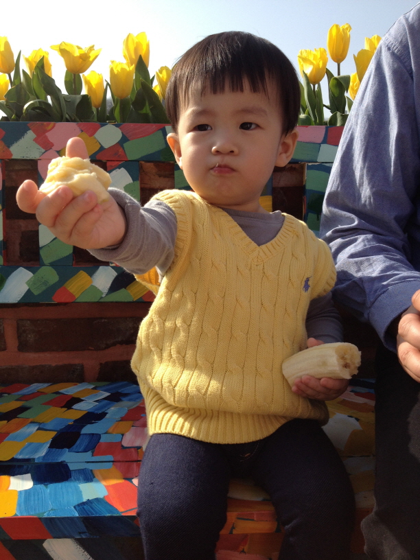 바나나를 건네주는데.. (Hit:3760)