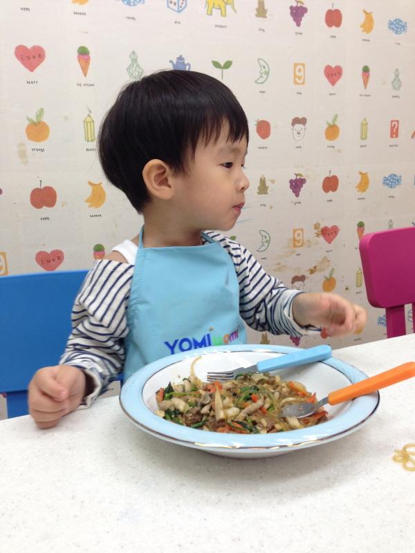 직접 만든 잡채를 시식중... (Hit:4042)