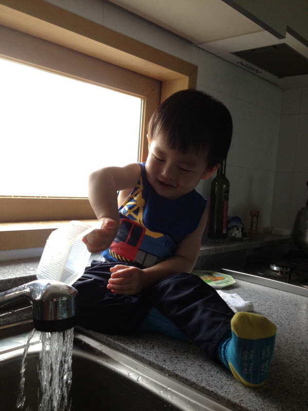 요즘 재미붙인 설거지 놀이. (Hit:3890)