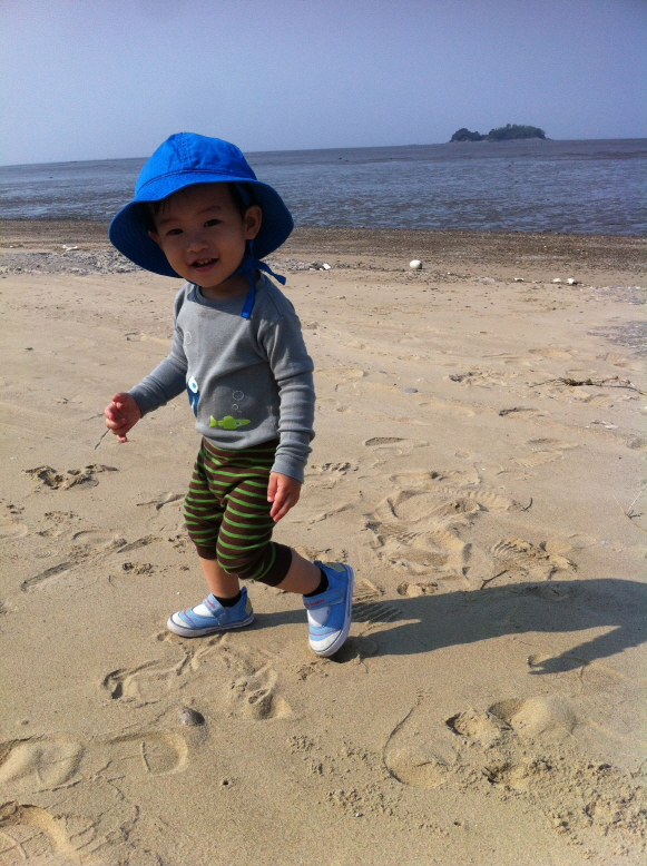 모래사장에 처음 걸어다니는 동하 (Hit:3757)