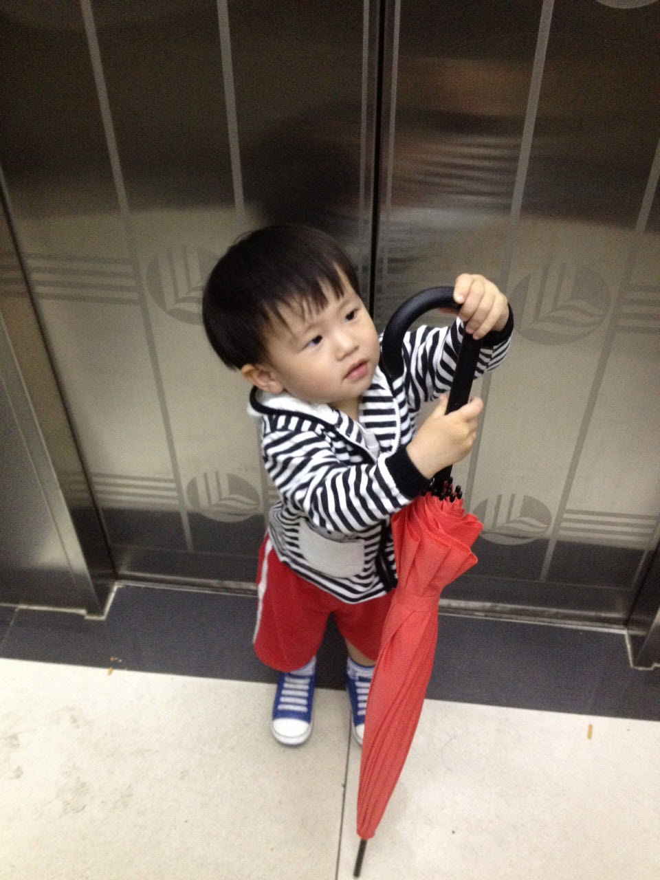 우산들고 산책 나감 (Hit:3920)