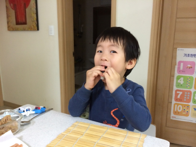 김밥 잘 먹네. (Hit:4491)