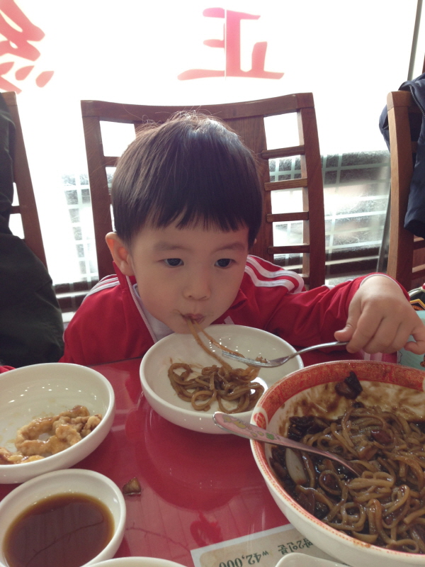 짜장면 처음 먹는 동하군  (Hit:4262)